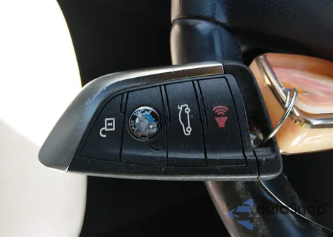 2018 BMW X1 xDrive28I z USA, uszkodzony, nr VIN WBXHT3C34J5K26731